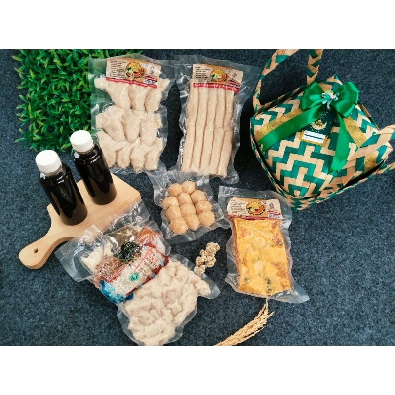 

Paket Hampers pempek palembang asli 1 keranjang isi 5 paket lengkap Real foto