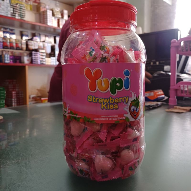 

[TOPLES] Yupi Strawberry Kiss kemasan toples 300gr