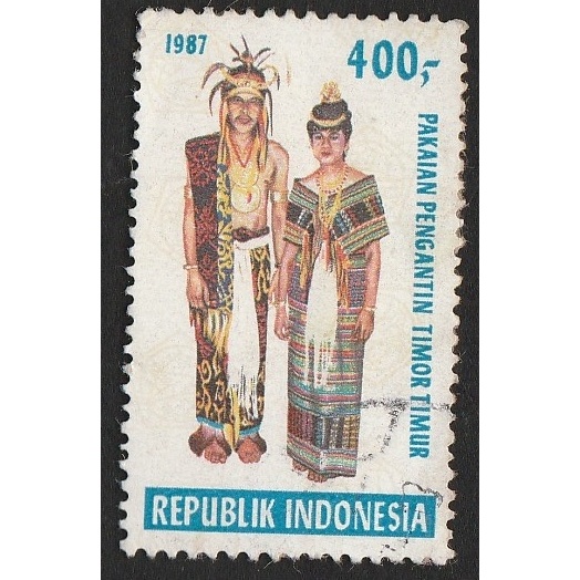 

A 11876 SATU BUAH PRANGKO INDONESIA TEMA PAKAIAN PENGANTIN TIMOR TIMUR DENGAN KONDISI SUDAH ADA CAP