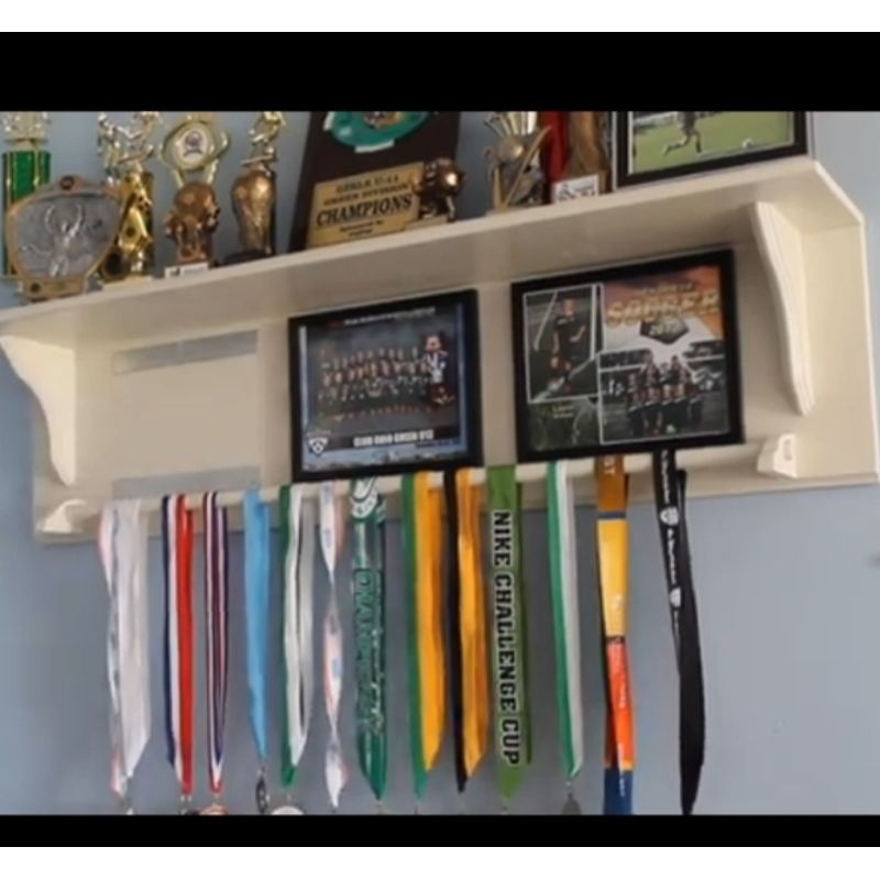 rak piala/gantungan medali/rak dinding/rak kayu