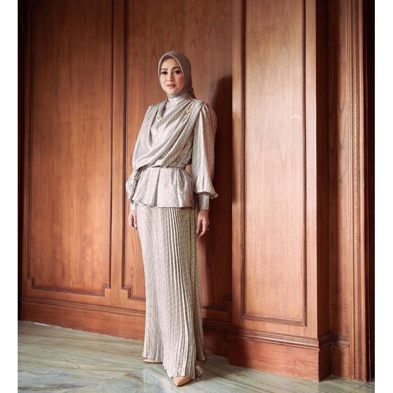 Preloved vanilla hijab monogram blouse