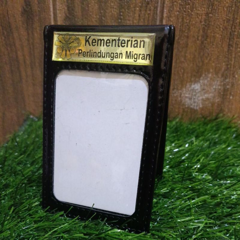 

Dompet id card saku Kementerian Perlindungan migran