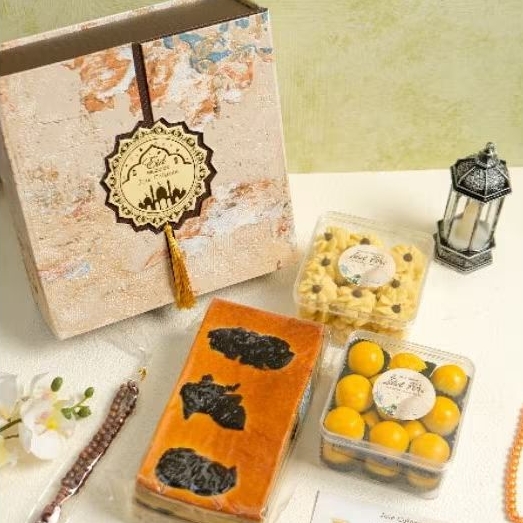 

HAMPERS LEBARAN IDUL FITRI 2025 SHAMS (LAPIZ, KUE KERING)