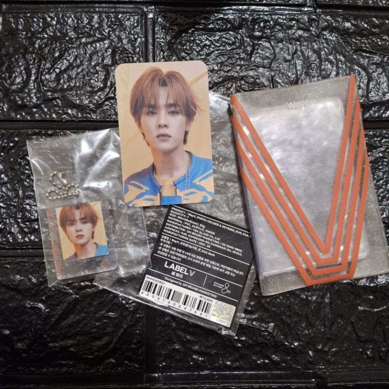 WAYV KUN PHOTO HOLDER KEYRING KICK BACK SET