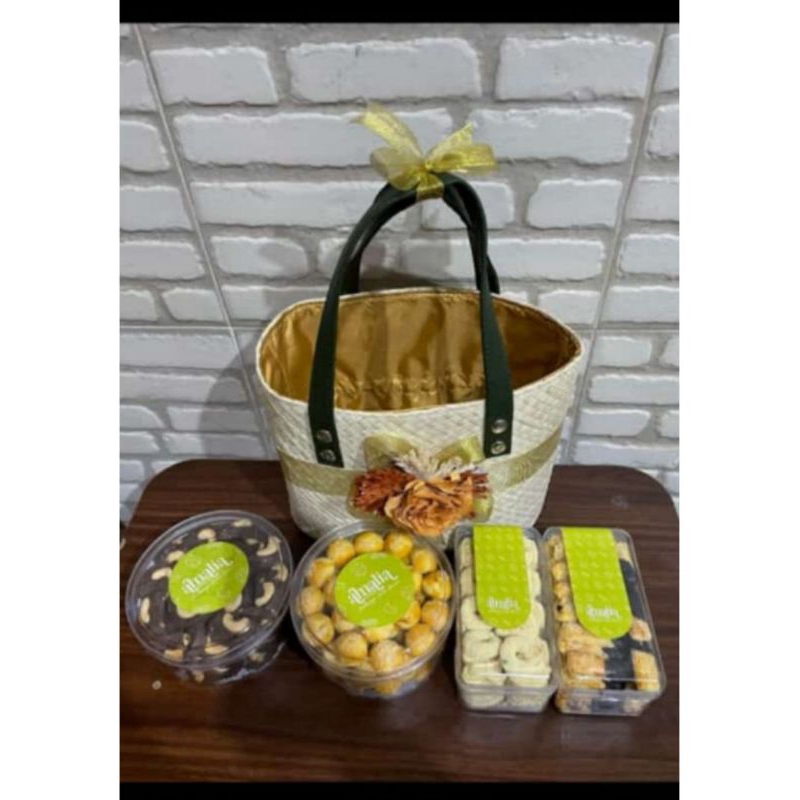 

Paket Hampers Hantaran Lebaran Idul Fitri Tas Cantik Kuker Kue Kering Amalia Cookies