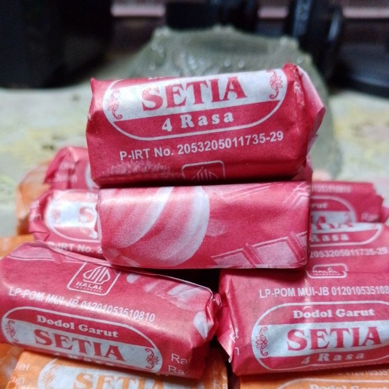 

Dodol Garut 1kg rasa coklat stroberi manis legit mantap khas Daerah Garut Gunung Cikuray