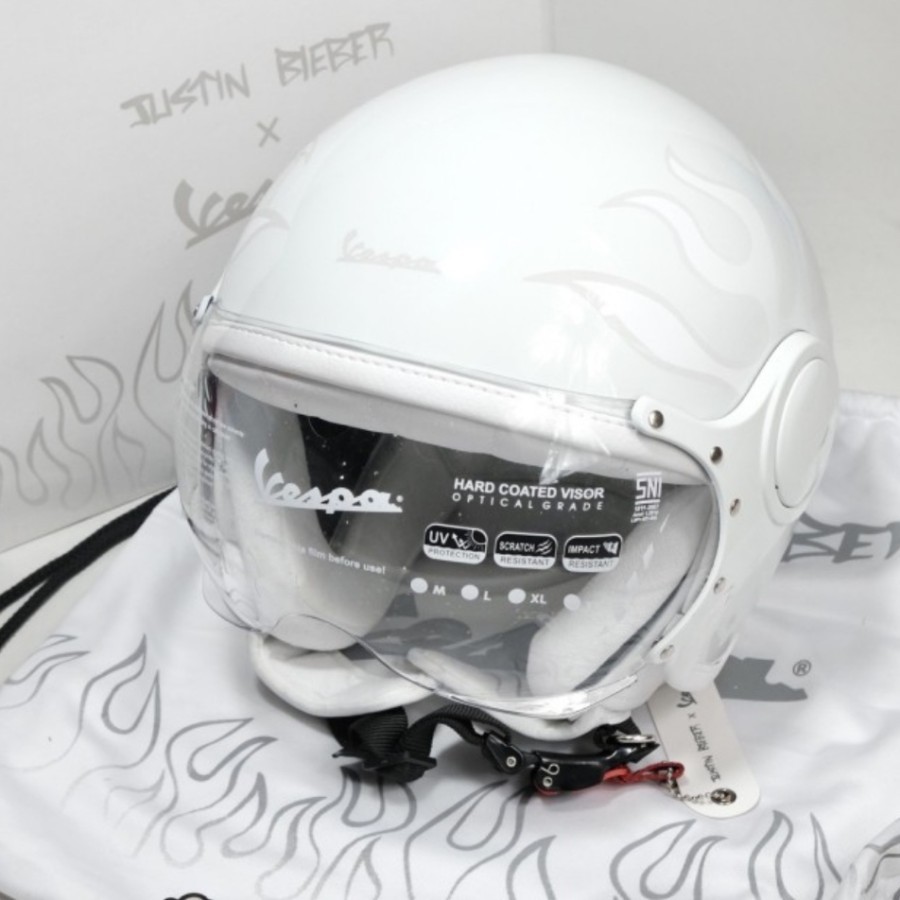 Helm Vespa Justin Bieber Asli