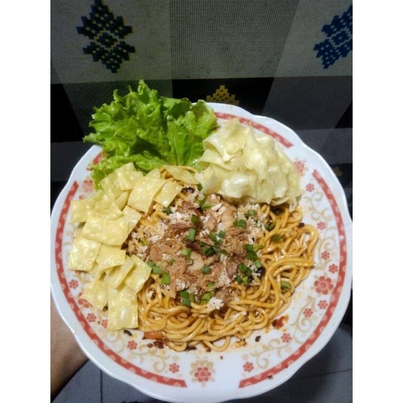 

paket hemat mie level + siomay pangsit