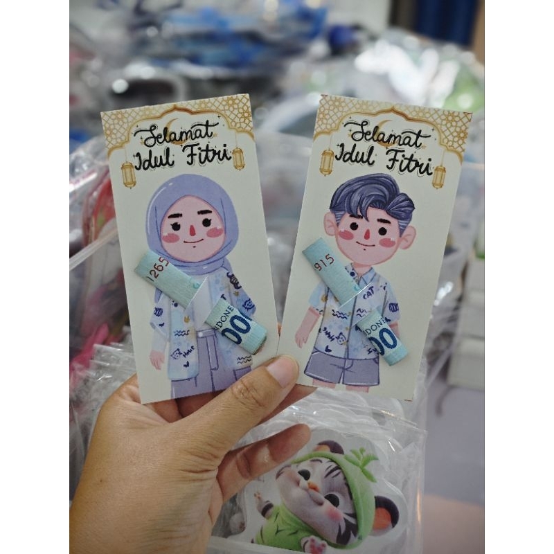 

Amplop lebaran peluk uang karakter anak lucu