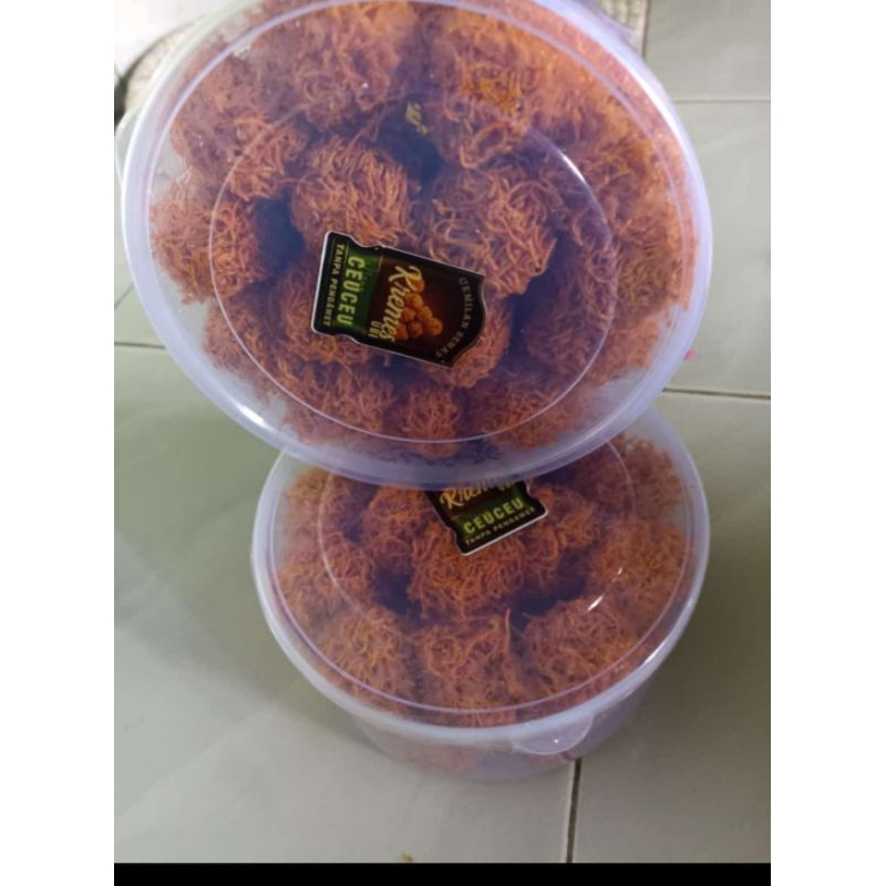 

sneak kue kremes rasa renyah dan manis