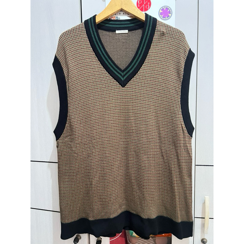 Preloved GU Oversized Vest Vintage Pattern