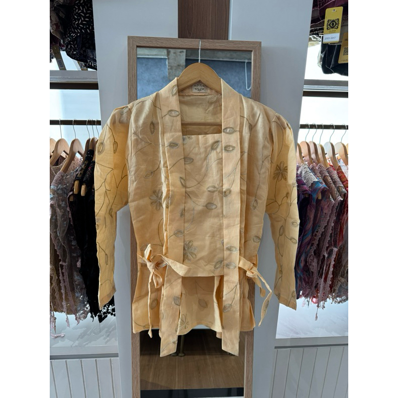 Baju kutubaru kebaya Wanita dengan Renda dan Bordir