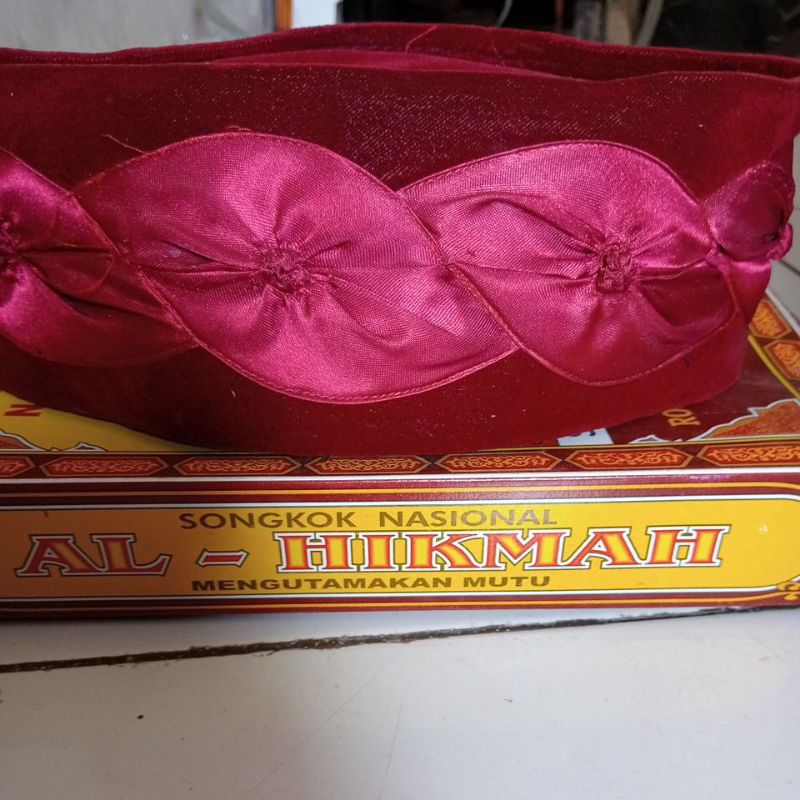 peci songkok merah kembang kol merah..