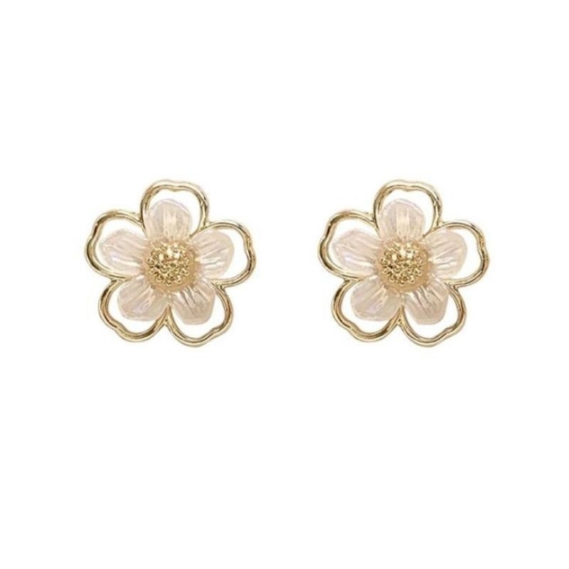 anting wanita model bunga putih