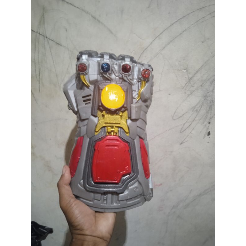 mainan sarung tangan Thanos Avengers Hasbro