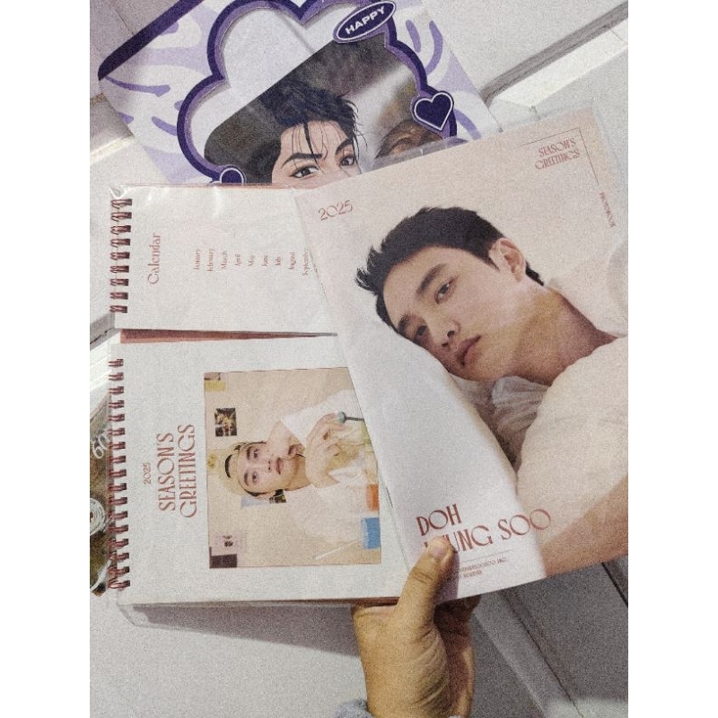 

DESK KALENDER CALENDER SEASON GREETING DOH KYUNG SOO D.O. KYUNGSOO PHOTOBOOK SG DOHKYUNGSOO LIKE NEW OFFICIAL COMPANY SOOSOO