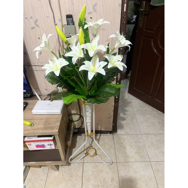 bunga hias lili latex premium kuntum 9 berikut pot standing corong bunga sudut ruang tamu