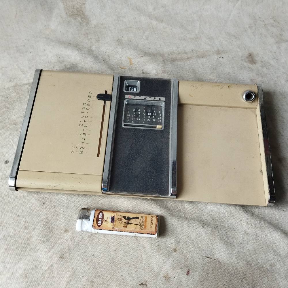 

Pajangan Vintage Tempat Memo Alamat Kalender Meja merk CARL