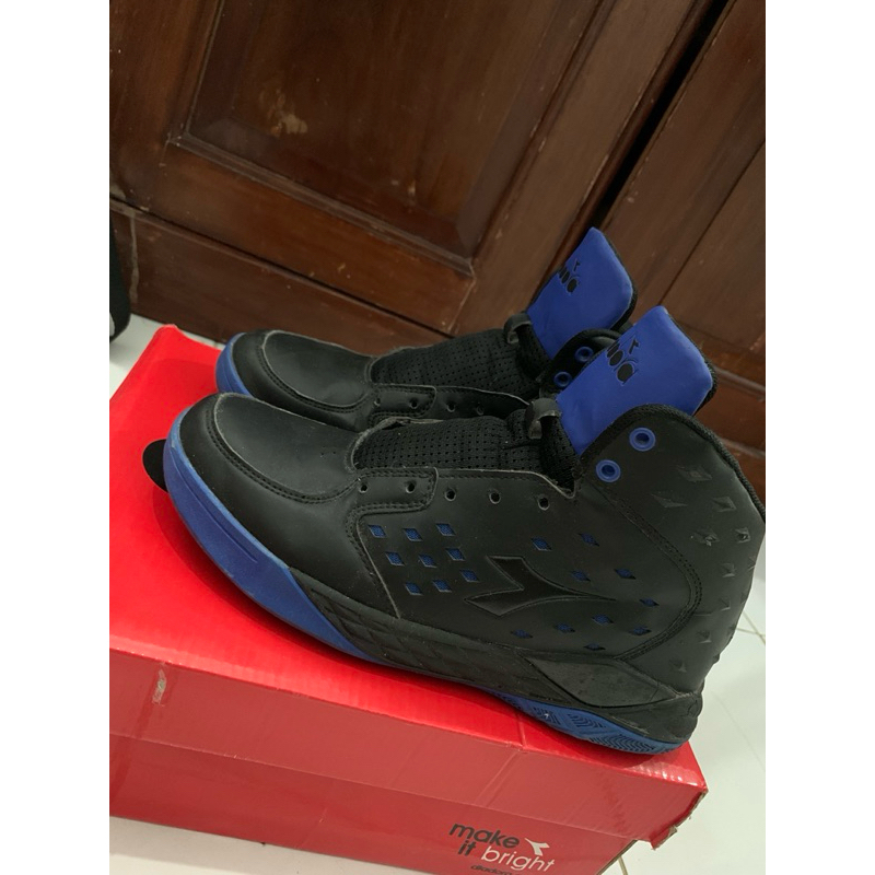 DIADORA SLAM BLACK BLUE - Sepatu Basket Original