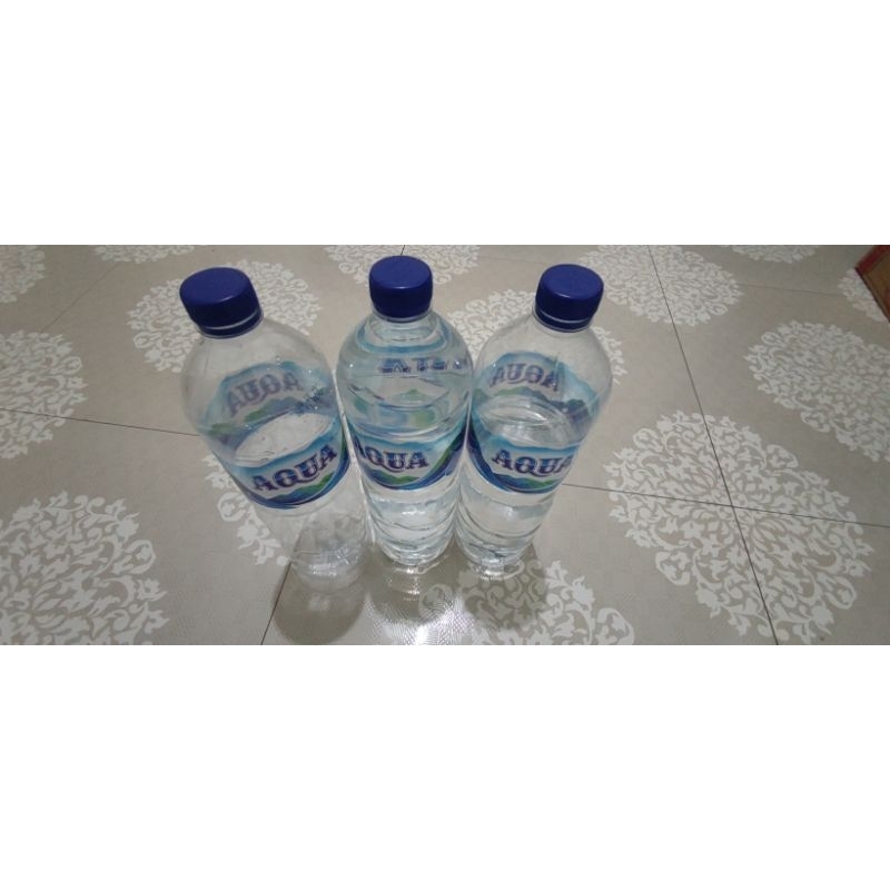 Botol aqua 1.5 liter sekali pakai bersih
