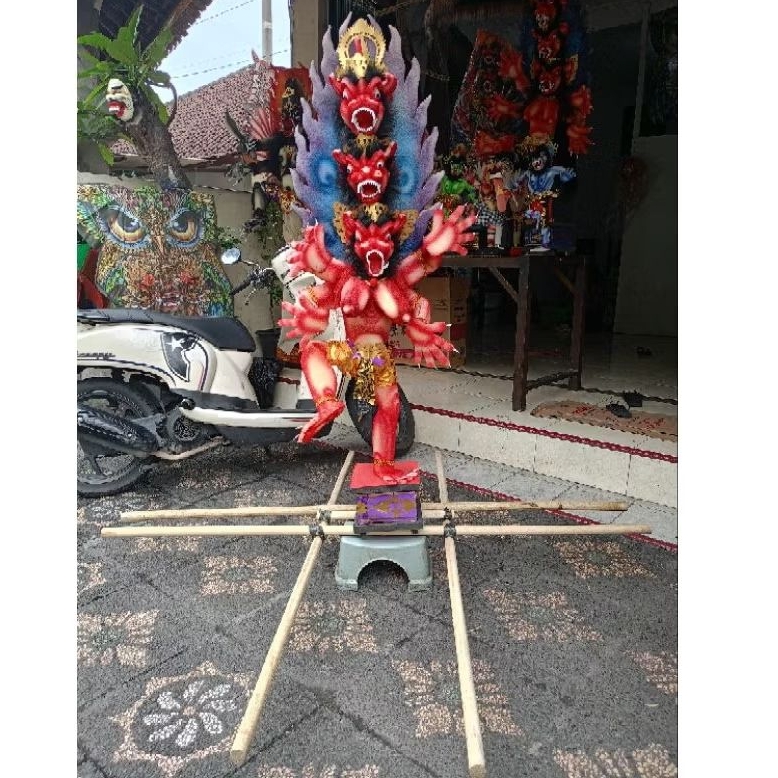 Ogoh Ogoh jumbo dan sananya (kurir instan)