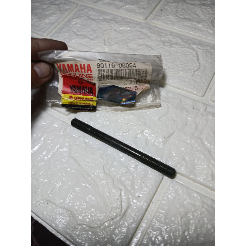 90116 - 08064 CYLINDER BOLT YAMAHA RD350 .RD400 ORIGINAL NOS