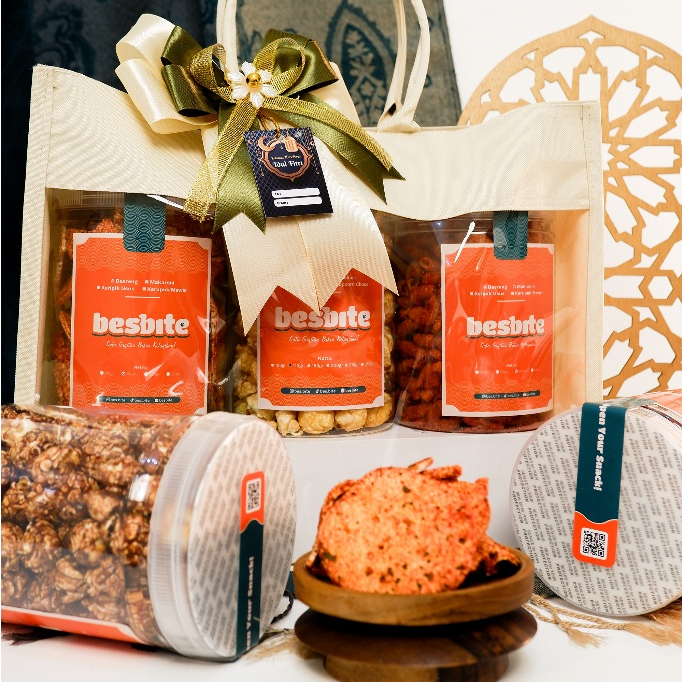 

Hampers Lebaran - Bingkisan Lebaran - Hampers Snack Pedas Manis