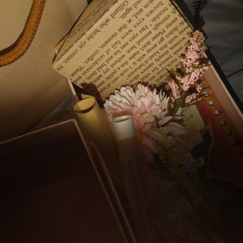 

HAMPERS BOX,ide hadiah.aesthetic. bisa request foto,warna bunga.tulisan dll