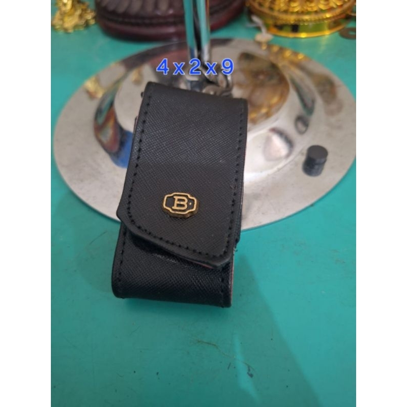 Dompet kunci mobil Bally uk 4 x 2 x 9 
Limited edition 
Warna hitam merah 
Pemakaian pribadi