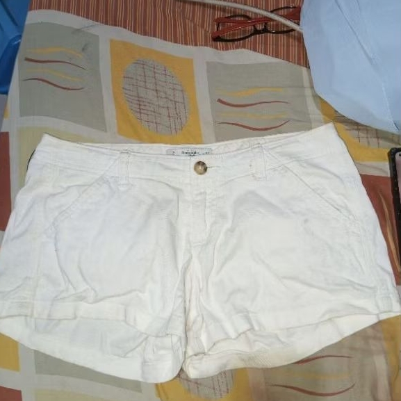 celana putih celpen cantik Abercrombie  ada noda sedikit silahkan di cuci sndr ya.