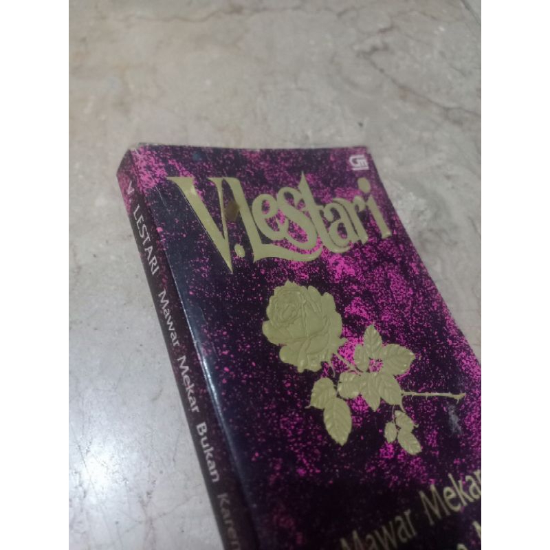 mawar mekar bukan karena memar novel