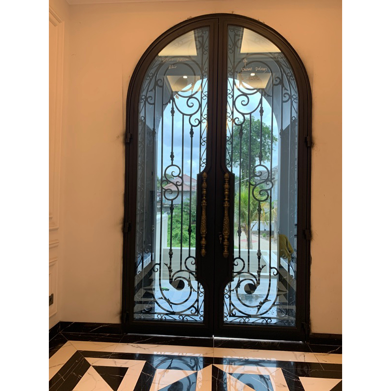 pintu besi rumah mewah