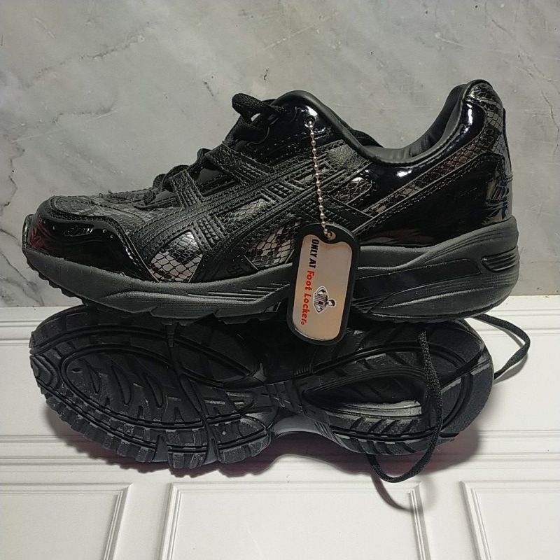 sepatu sneakers asics kiks x asics gel 1090 (1203A214)