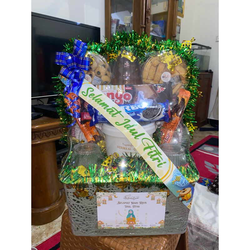

PARCEL HAMPERS LEBARAN PREMIUM PECAH BELAH MIX SNACK