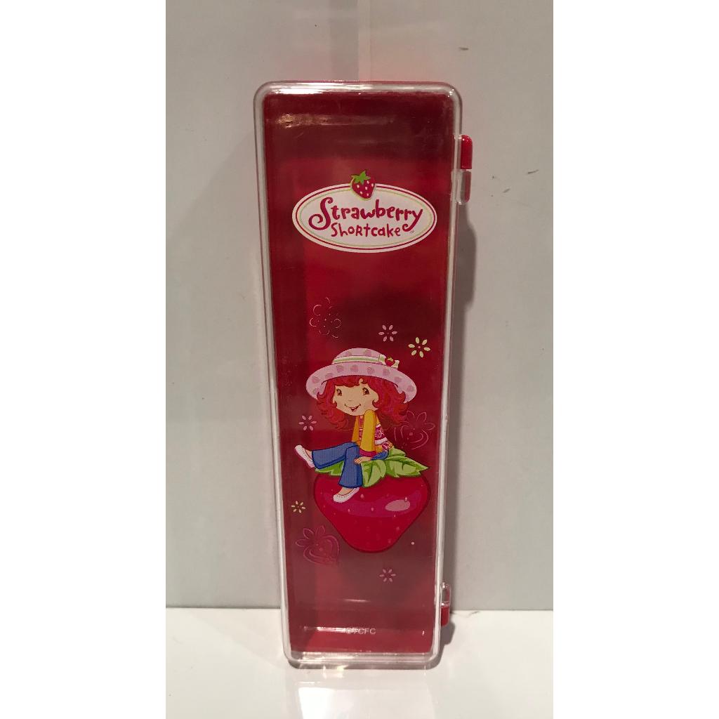 

PENCASE STRAWBERRY SHORTCAKE ORIGINAL BAHAN MIKA UKURAN 5.5x2x19cm (PxLxT)