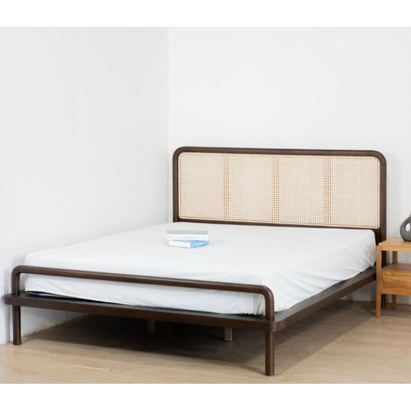 tempat tidur minimalis kayu jati sandaran rotan