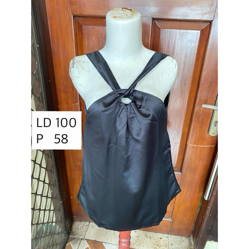 Black Top Satin Atasan Wanita Sexy Tank Top Hitam Bahan Licin - preloved