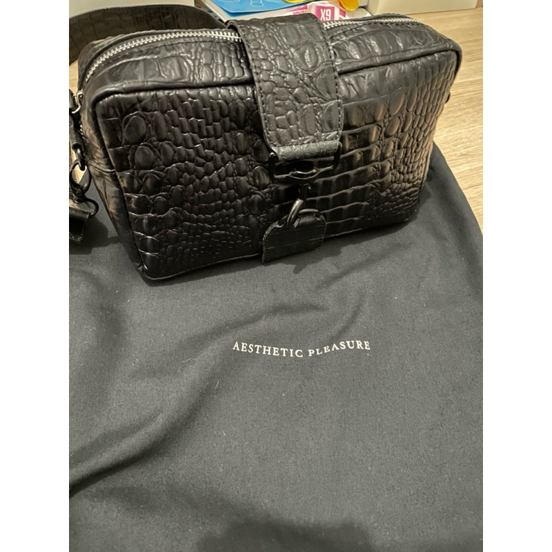 PRELOVED - Slingbag Aesthetic Pleasure