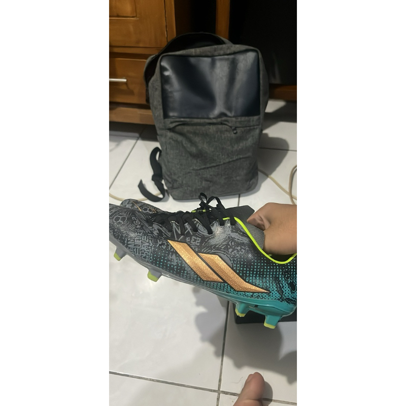 sepatu bola mills mark klok