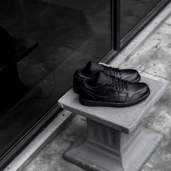 Air Jordan 1 Low Triple Black