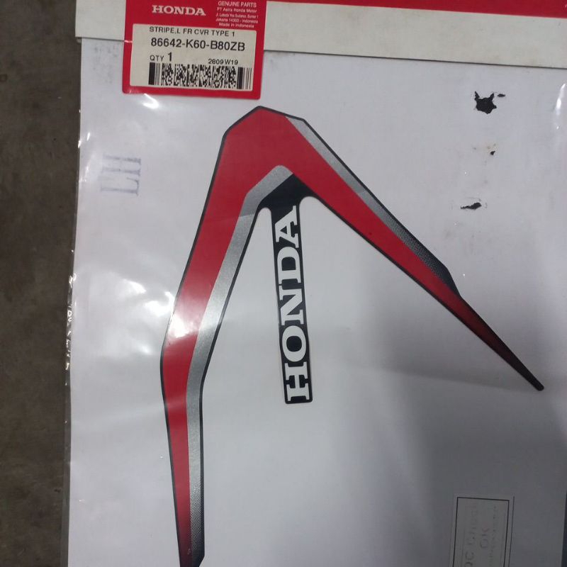 86642K60B80ZB – STRIPE L FR CVR TYPE 1, STIKER BODY KIRI DEPAN VARIO 125 ESP ORI AHM