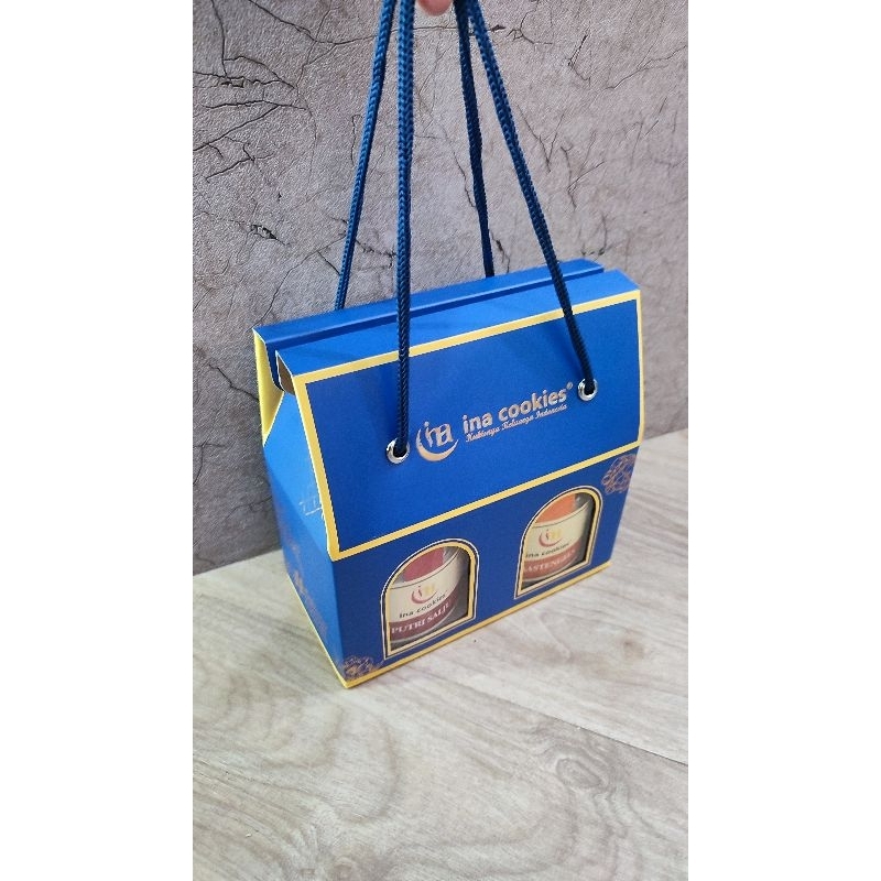 

Hampers Lebaran Gabble box isi 2 jar cookies