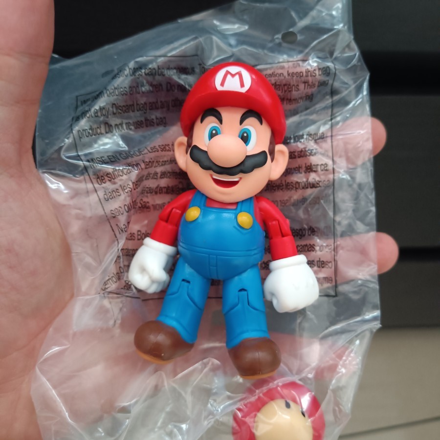 Figure Mario Mario with Mushroom Figure Mario dengan Jamur
