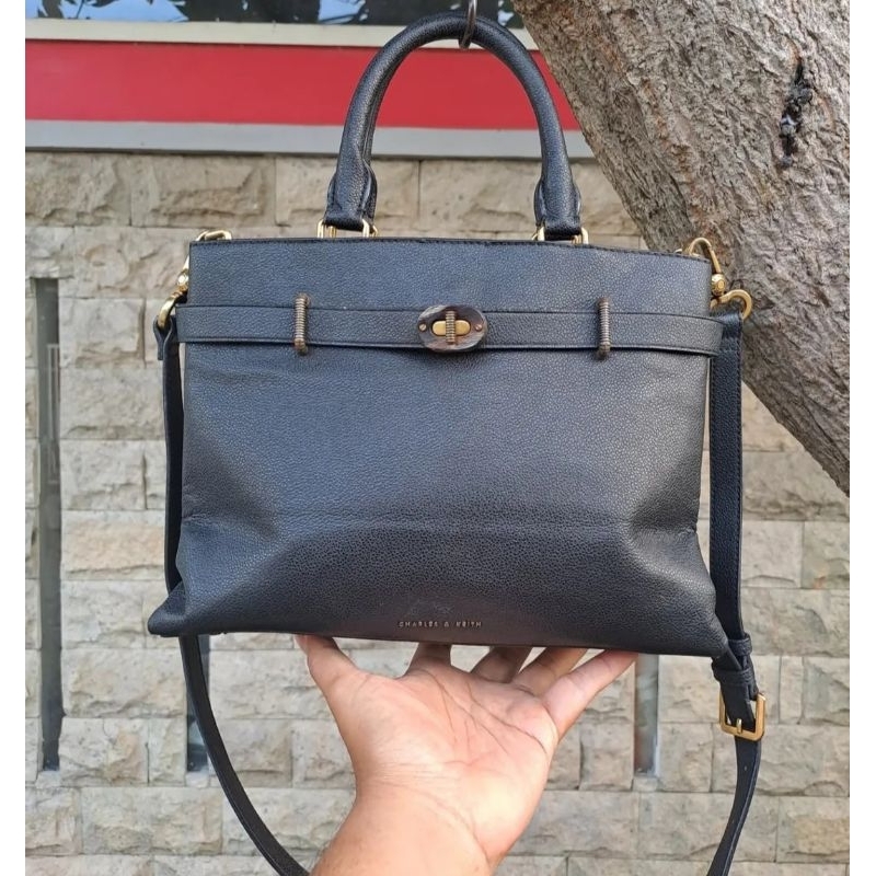 Tas sling shoulder handbag charles n keith item