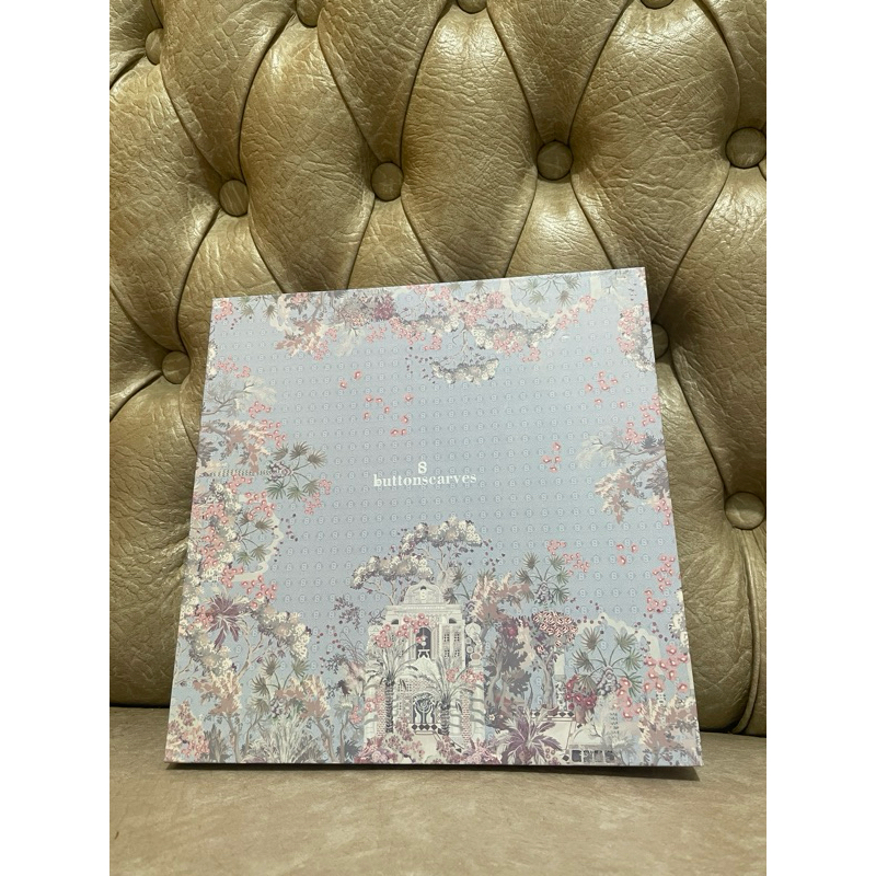 

Buttonscarves box al-qasr series