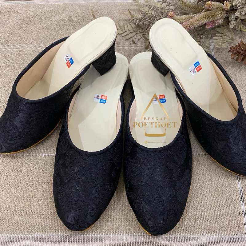 sandal selop jawa domas among tamu bapak ibu pengantin besan pagar bagus kain jaguar hitam polos