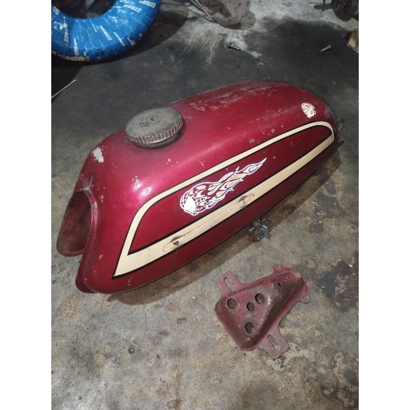 TANGKI SUZUKI A100 TIPE A5 DAN DUDUKAN STOPLAMP A100 TAHUN TUA