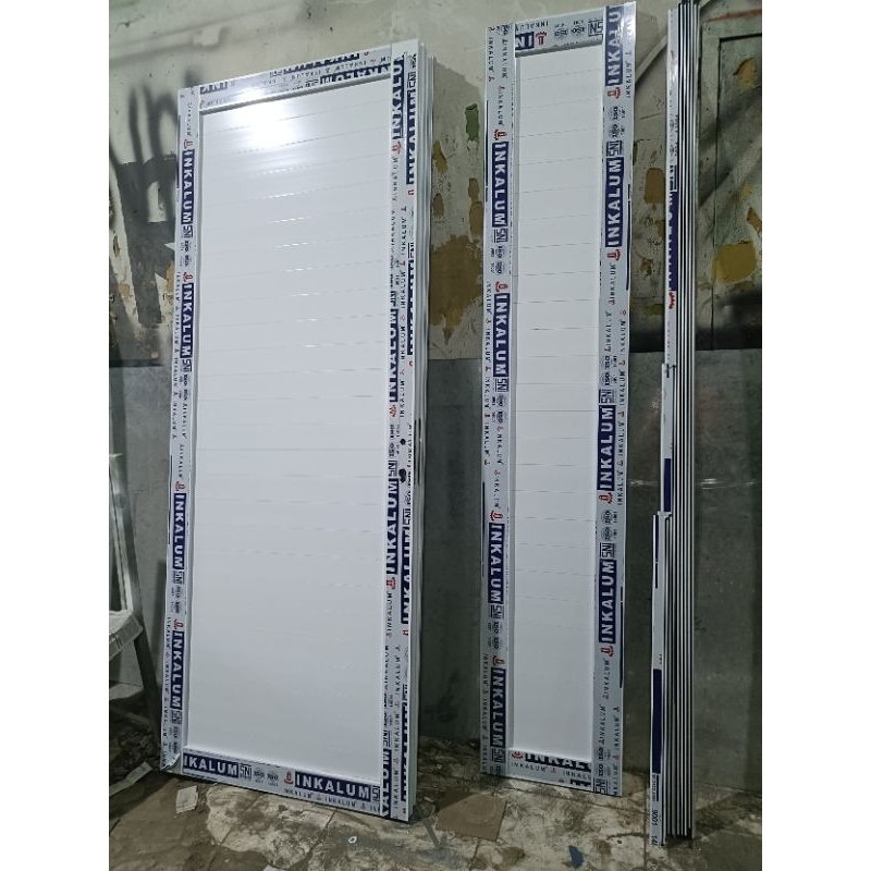 Pintu swing spanrel aluminium 1 daun warna putih