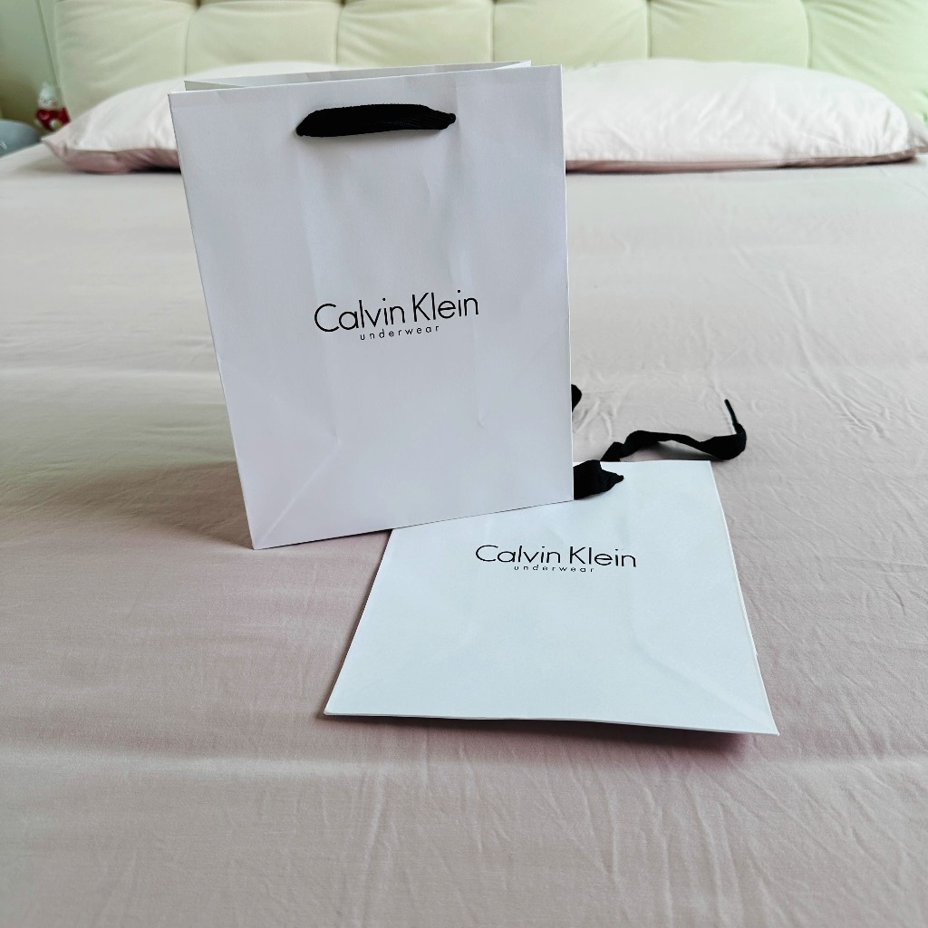 

Tas belanja kecil CK untuk tas hadiah Hari Valentine untuk pakaian dalam pria dan wanita