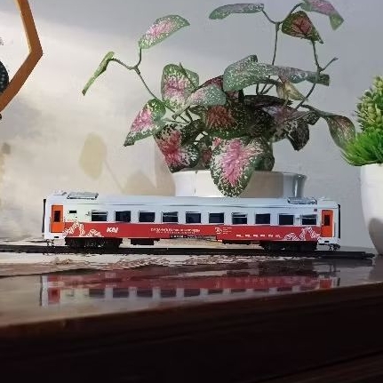 miniatur kereta api Indonesia kereta ekonomi new generation spesial livery kemerdekaan Indonesia 79t
